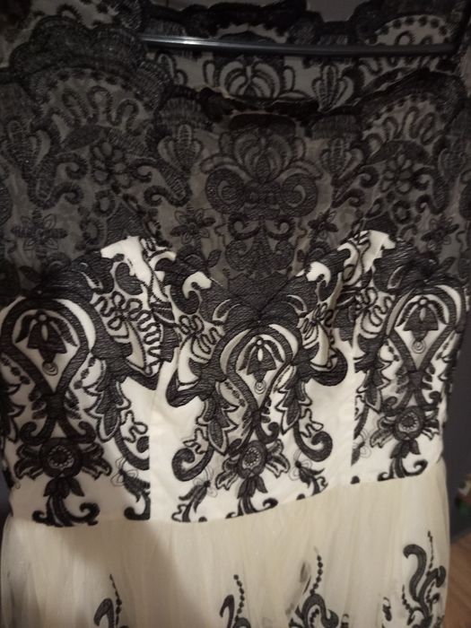 Vând rochie ocazie broderie neagra pe tull transparent