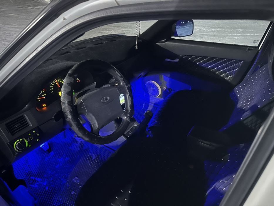 Прира седан белого цвета