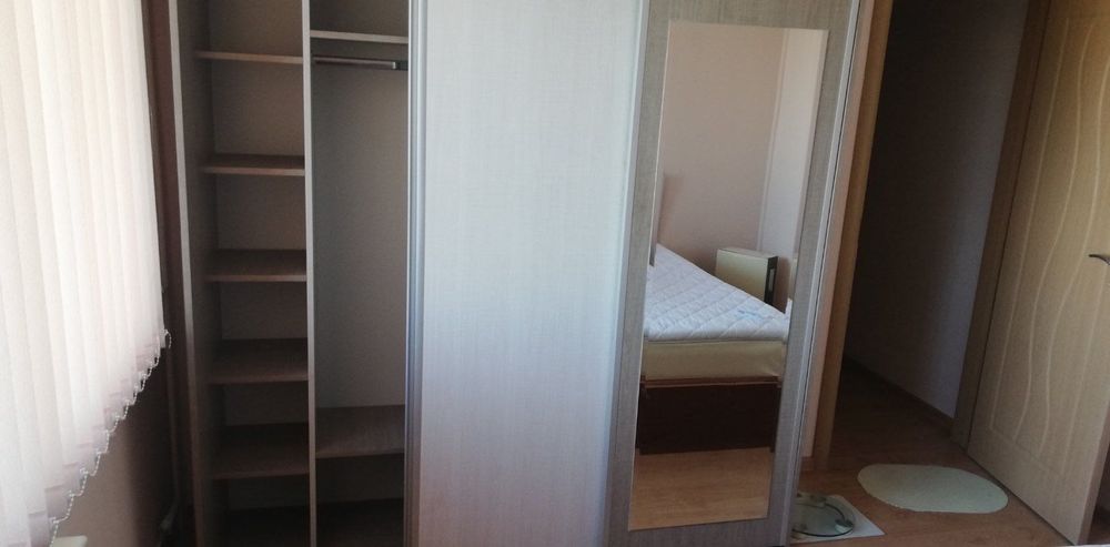 Гардероб с плъзгащи врати и огледало