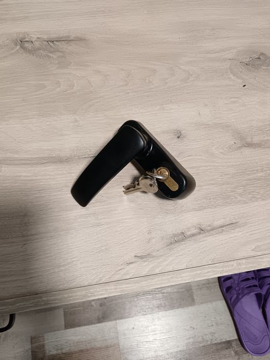 Дръжка за врата с три ключа iseo ИТАЛИАНСКА