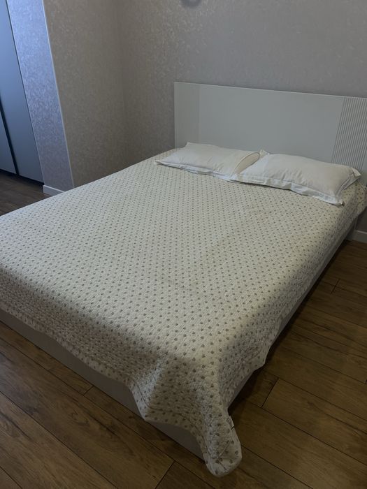 Продам кровать с ортопедическим матрасом и две тумбочки
