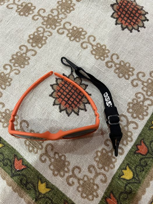 Продавам слънчеви очила за малка госпожица