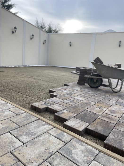 Montaj pavaj curți, parcări, alei – serios și durabil