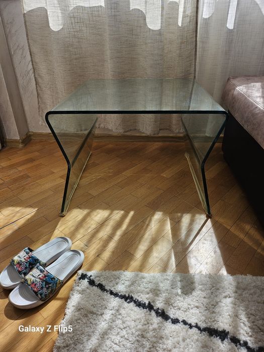 Стъклена холна маса