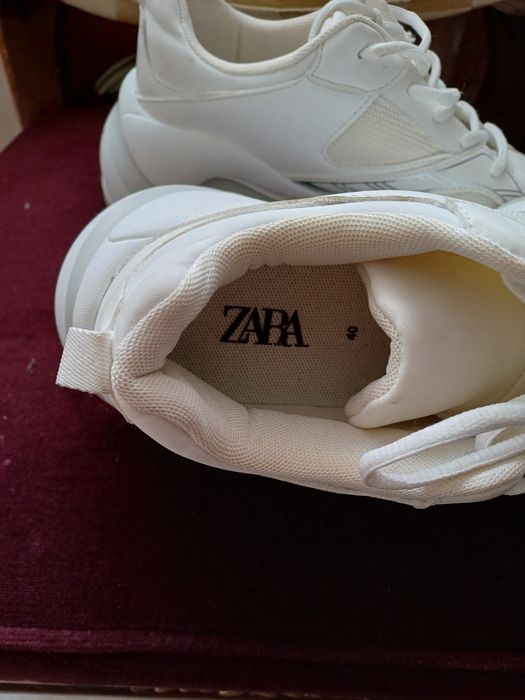 Зара бели маратонки и чехли
