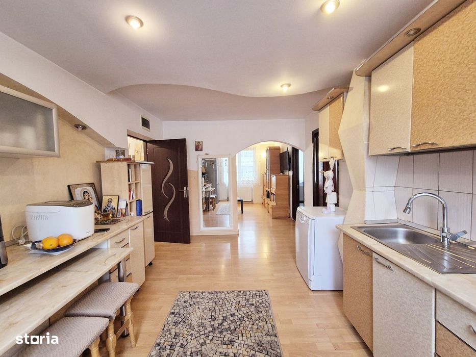 Apartament cu 4 camere, boxa si loc de parcare, Precista