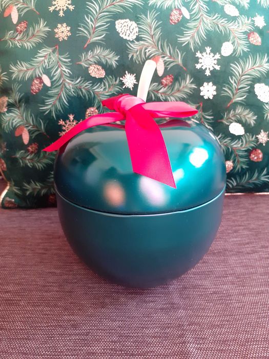 Метална кутия с форма на ябълка