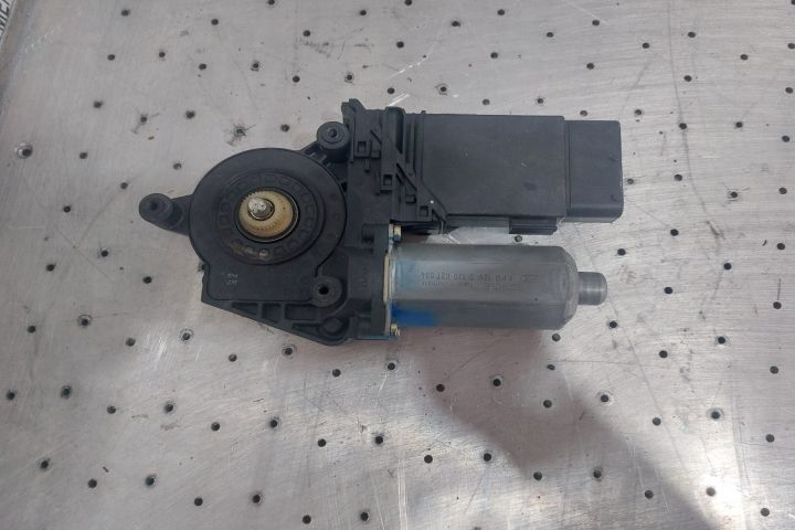 Motoras macara geam fata stanga Volkswagen VW Passat B5.5 (facelift)