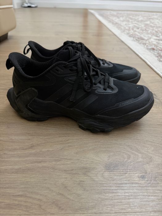 Продам кроссовки Adidas 41 размер осень/зима