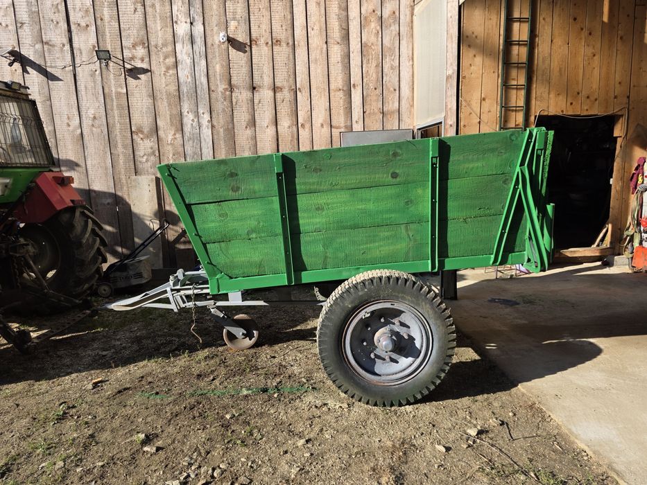 Remorca tractor o axa cu basculare mecanica