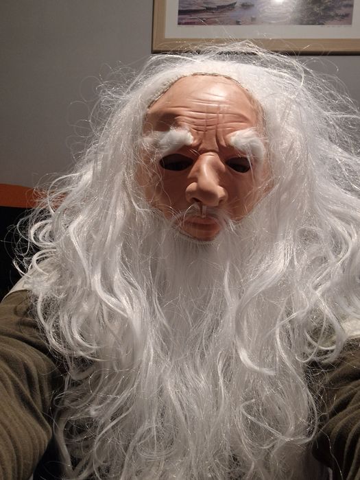 Măști și costum de moș Crăciun, mesaj în privat pentru mai multe detal