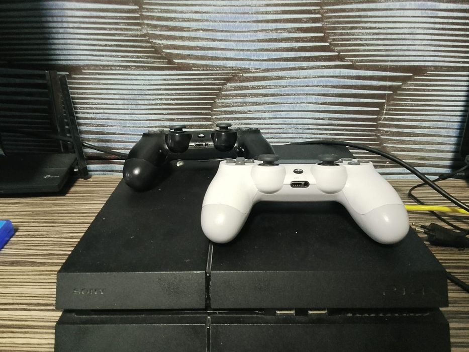 Продам пс4 в отличном состоянии