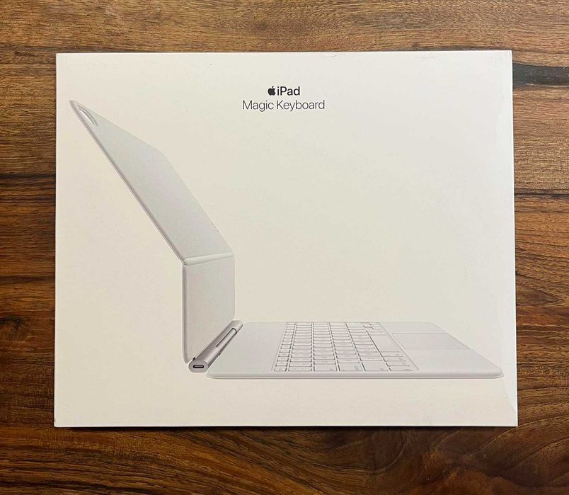 Продавам НОВA Magic Keyboard бяла за Apple Ipad 13 AIR (M4)