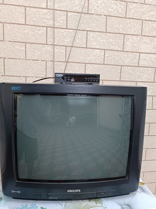 Телевизор  "Philips" с тунером и домашным антеном.