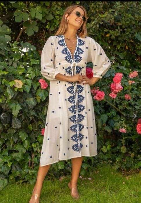 Rochie albă din bumbac cu broderie albastră - mărime M și L