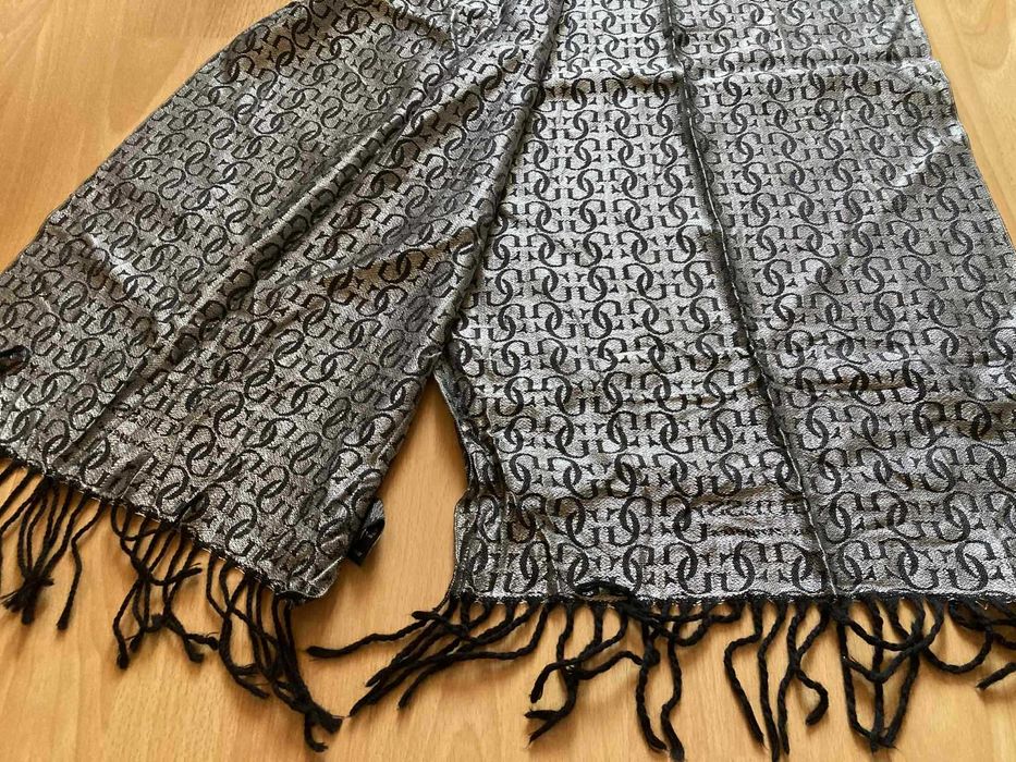 Оригинален Guess by Marciano шал с инициали