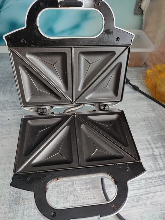 Продам электрическую сэндвичницу.