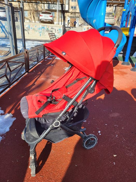Детская красная коляска