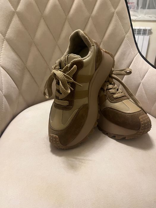 Женские кроссовки