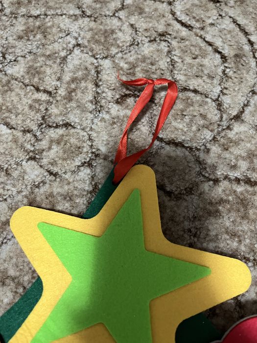 Bradut cu decoratiuni din fetru