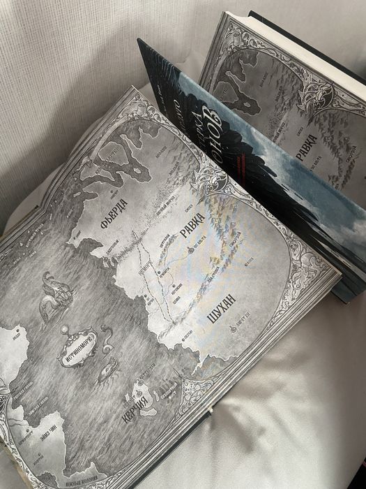 Продам комплект книг "Шестерка Воронов"