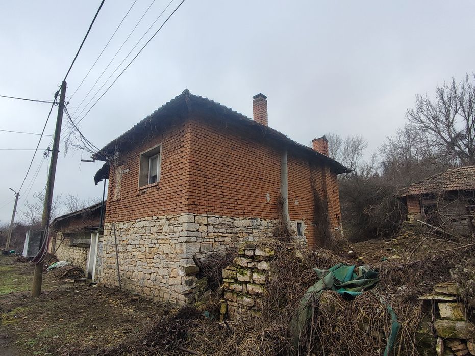 Къща и стопански постройки с гараж