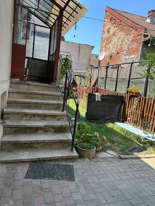 Casă spațioasă cu garaj dublu, pivniță și curte – Zonă centrală, Lugoj