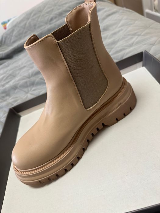 Дамски бежови боти Gianni, чисто нови