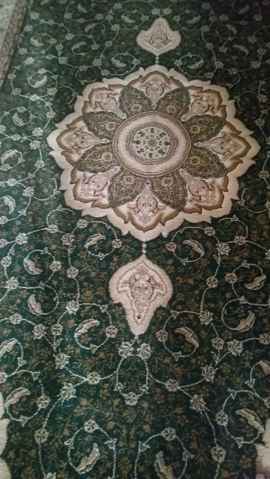 Ковер напольный - темно зеленый.