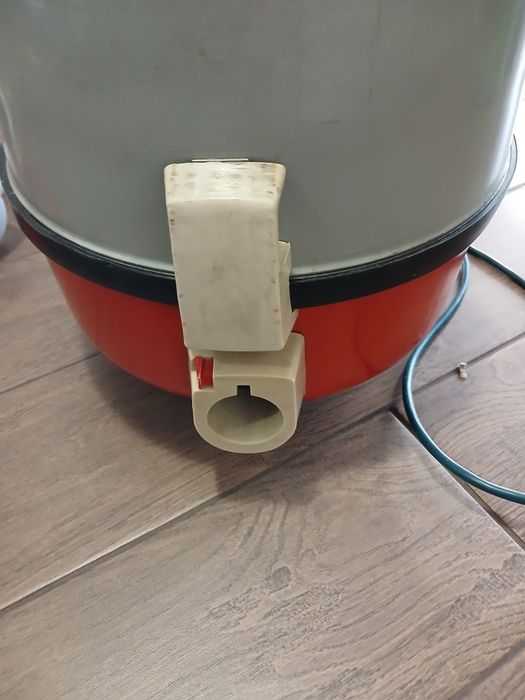 Aspirator sovietic Buran 5M funcțional 
Text:
Vând aspirato