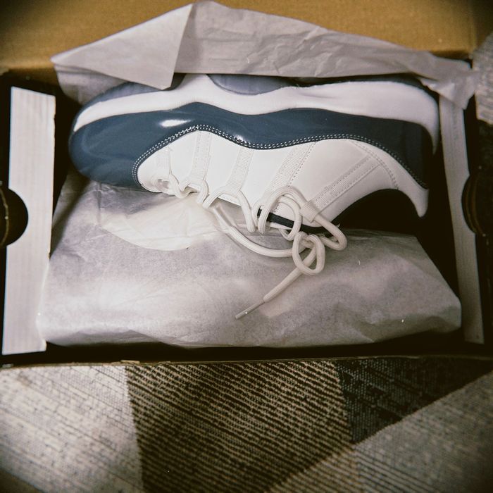 Кроссовки новые продам