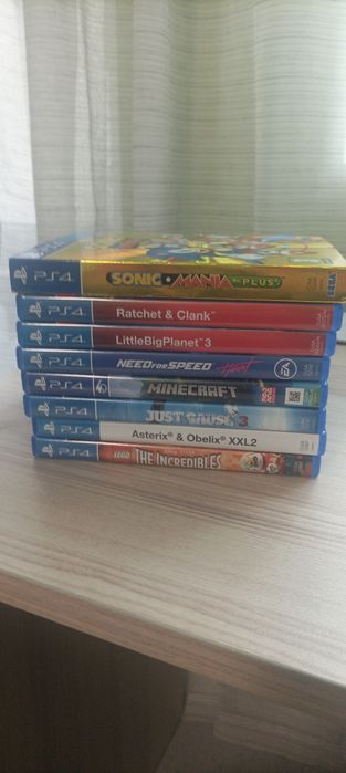 PlayStation 4 с 2 контролера, 9 игри и с 1TB