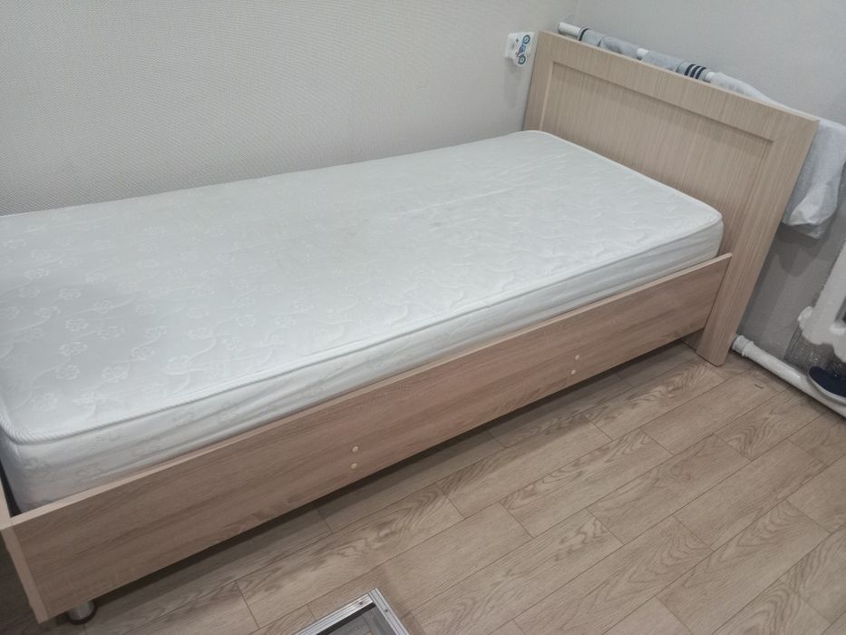 Продам кровать с матрасом.