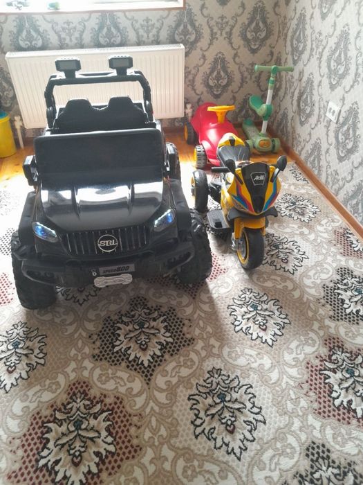 Продаёт детские машинки