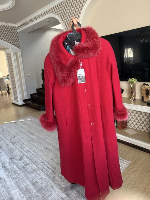 Новое пальто красного цвета