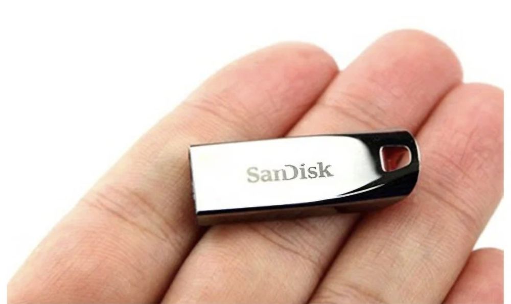 Флешка SanDisk Cruzer.