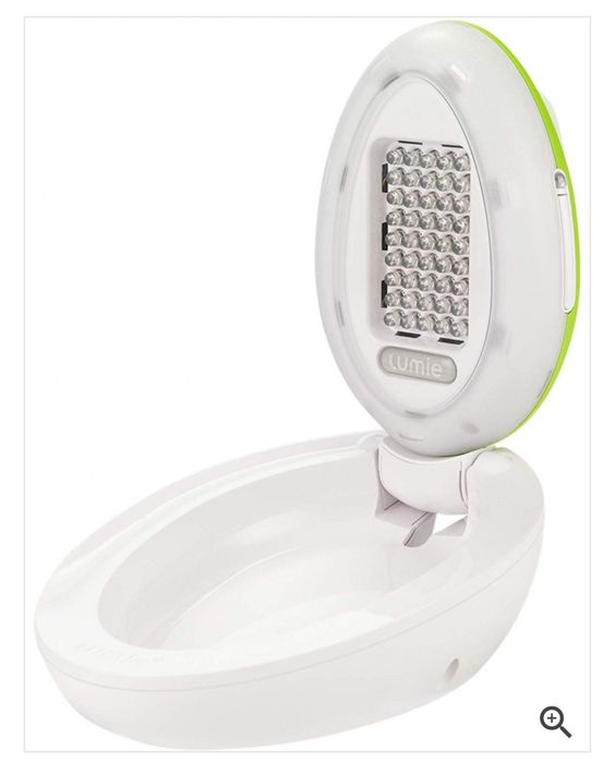 Tratament de terapie cu lumină pentru ameliorarea acneei