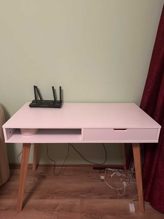 Продавам дървено бюро