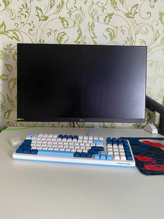 Продам игровой монитор , кронштейн и клаву