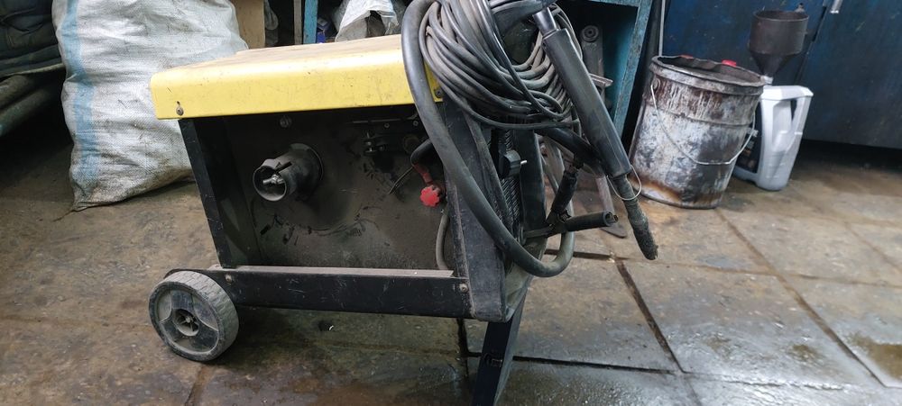 Полуавтомат сварка в рабочем состоянии.