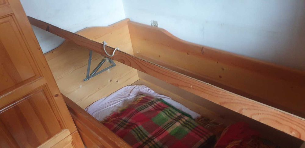 Продавам дървено легло