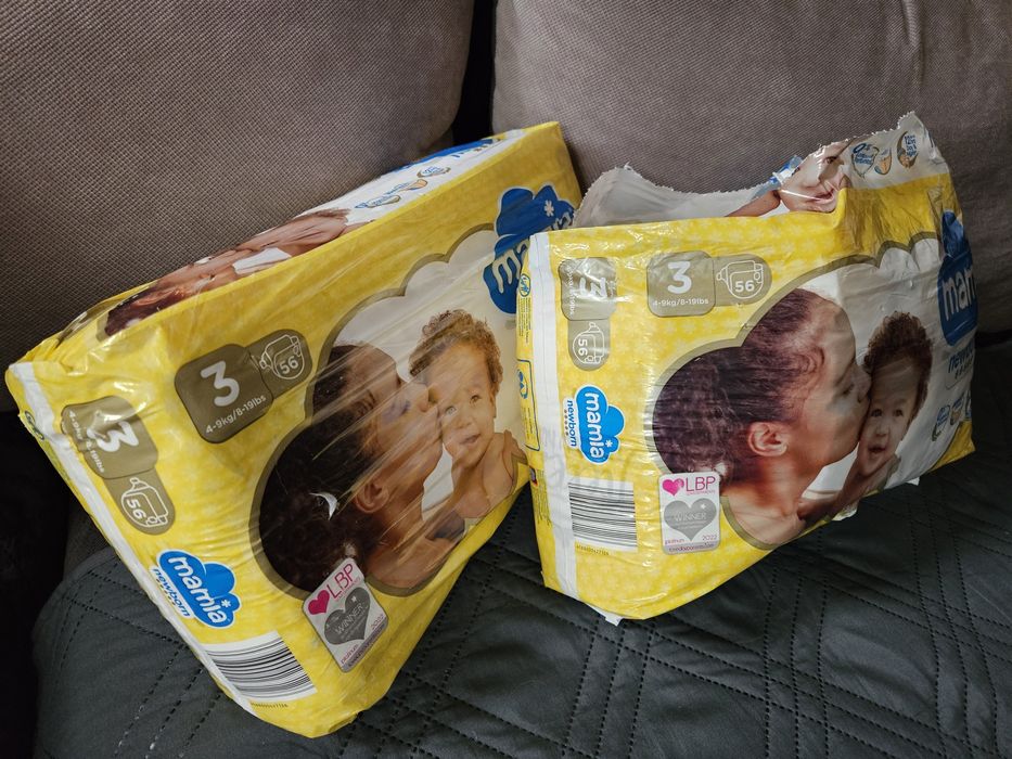 Продавам 2 пакета памперси Mamia