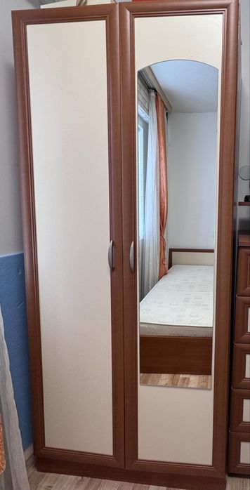 Двукрилен гардероб