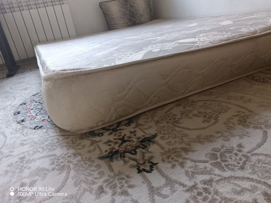 Двухспальная кровать с матрасом