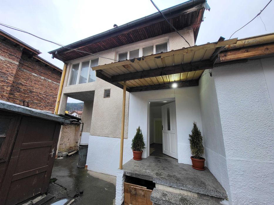 Продава къща в гр.Пещера