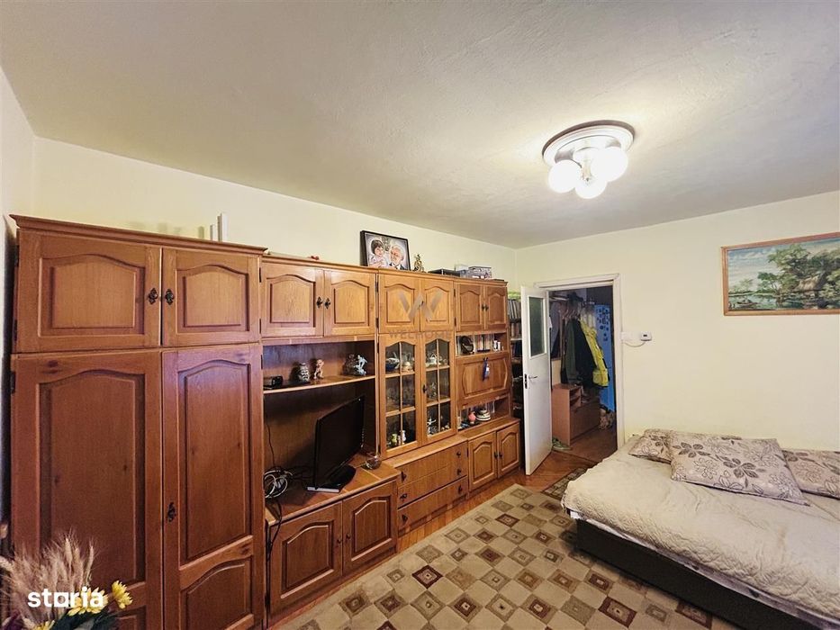 Apartament 3 camere,  zona Cedonia, cu balcon, la cheie