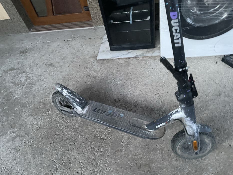 Vand sau schimb trotineta electrica ducati pro 1 evo si un ps4 slim detalli in privat