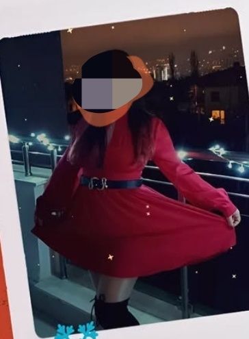 Червена рокля с дълъг ръкав и дълбоко деколте