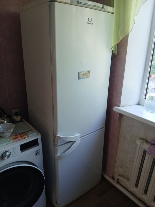 Продается холодильник Indesit,