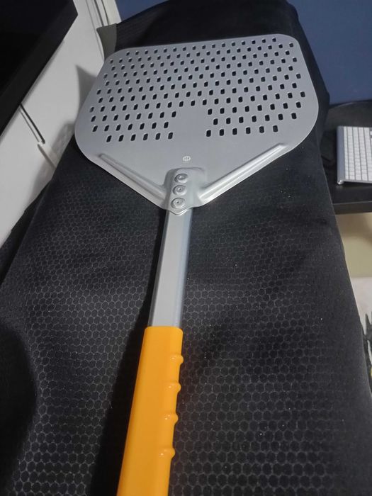 Lopata de pizza  Hendi, patrata perforata cu maner scurt, 355x710 mm